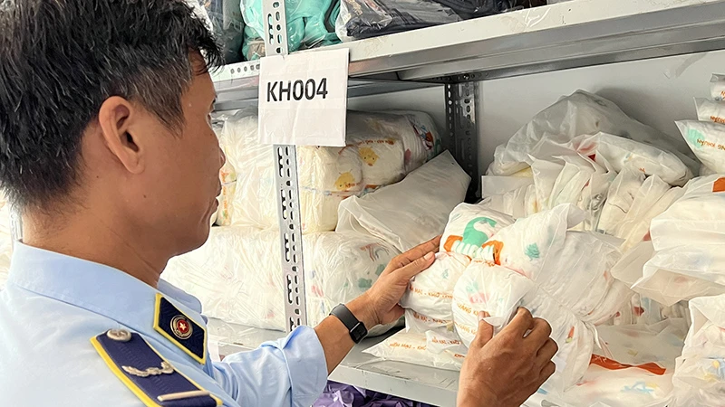 Lực lượng chức năng kiểm tra lô hàng hóa sản phẩm đồ chơi trẻ em. (Ảnh: Cục Quản lý thị trường Thành phố Hồ Chí Minh)