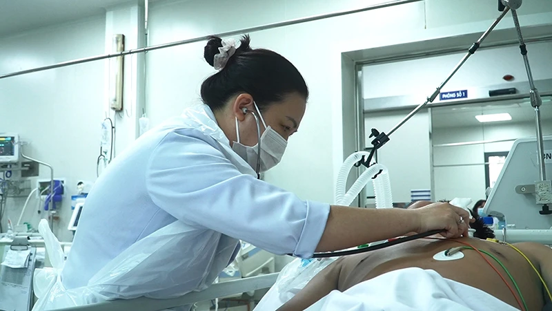 Sau 14 ngày điều trị, tình hình sức khỏe của hai anh em ruột ngộ độc botulinum liệt cơ, diễn tiến bệnh xấu hơn, tăng dần.