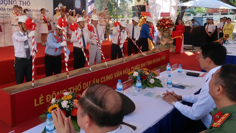 Đại biểu thực hiện nghi thức động thổ dự án.
