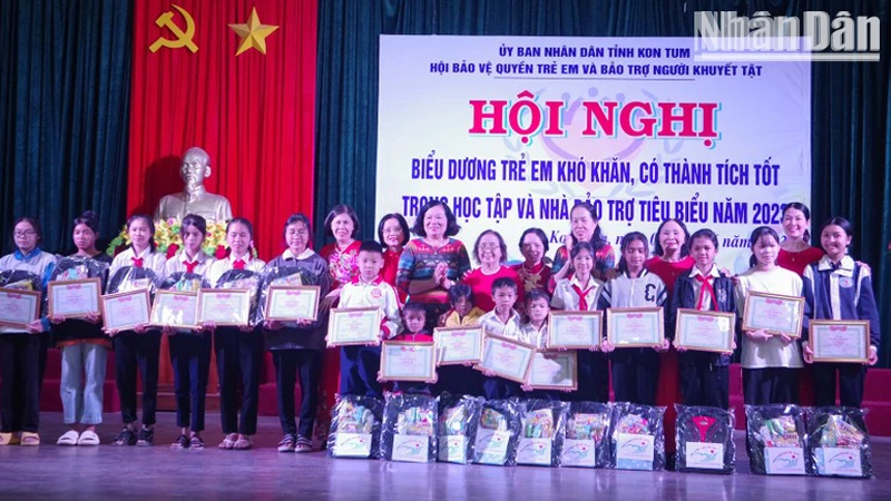 Trao giấy khen biểu dương các em có hoàn cảnh khó khăn, vươn lên trong cuộc sống.