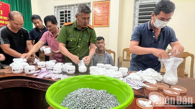 Lực lượng công an thu giữ số ma túy tổng hợp.
