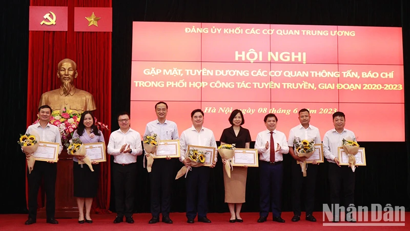 Các đồng chí Uỷ viên Trung ương Đảng: Nguyễn Văn Thể, Bí thư Đảng uỷ Khối; Lê Quốc Minh, Tổng Biên tập Báo Nhân Dân, Phó trưởng Ban Tuyên giáo Trung ương trao Bằng khen tặng các cơ quan báo chí tiêu biểu.