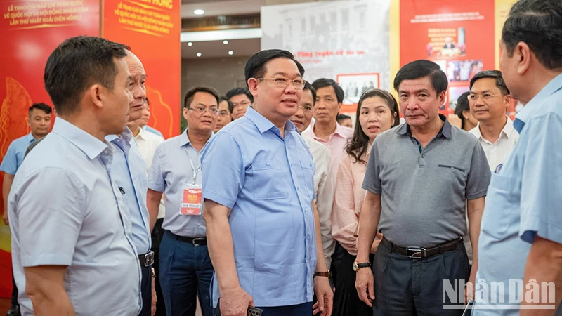 Chủ tịch Quốc hội Vương Đình Huệ kiểm tra công tác chuẩn bị lễ trao giải Diên Hồng.