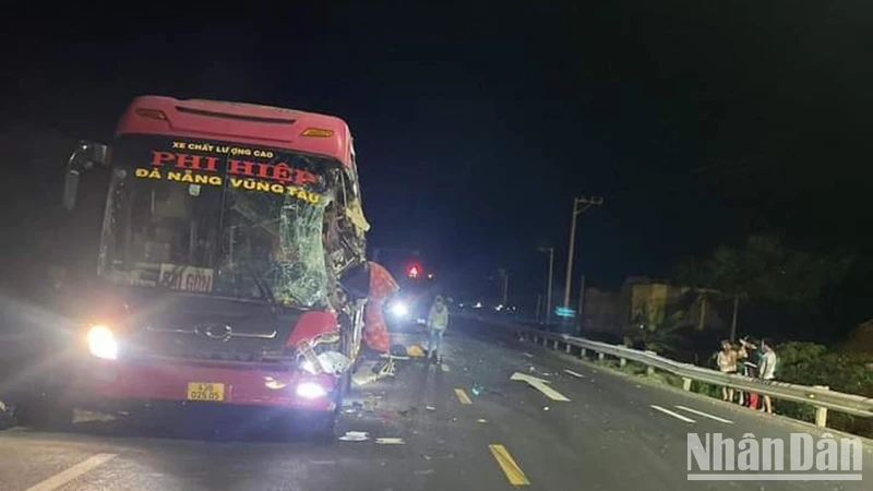Xe khách trong vụ tai nạn bị hư hỏng nặng.
