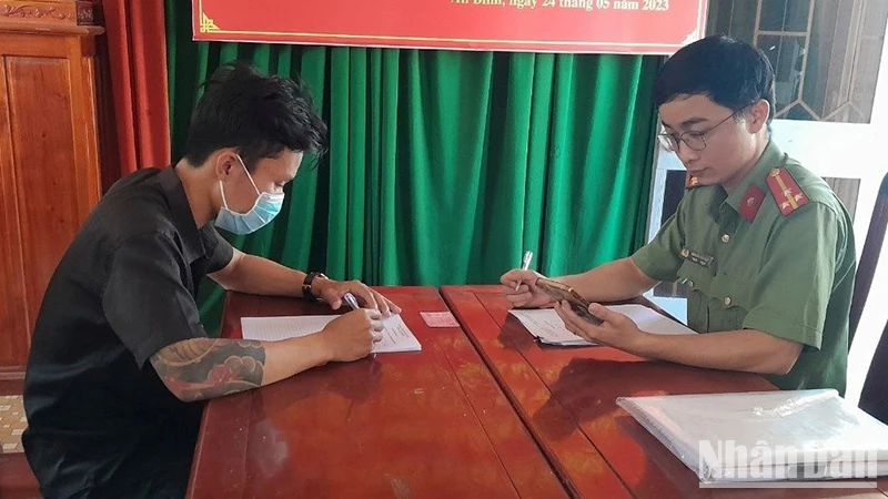 Ông N.T.B.D. làm việc với cơ quan chức năng.