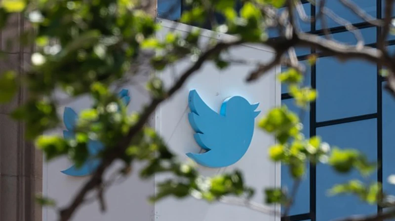 Biểu tượng Twitter trên màn hình điện thoại tại Lille, Pháp. (Ảnh: AFP/TTXVN)