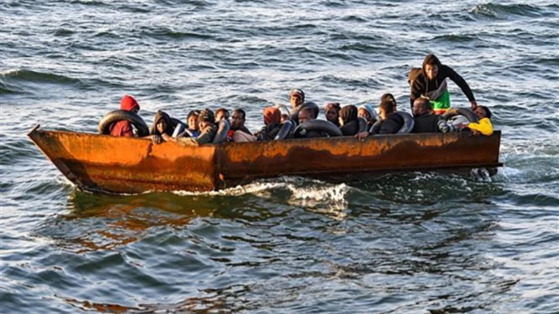 Thuyền chở người di cư ở ngoài khơi thành phố Sfax, miền nam Tunisia ngày 4/10/2022. (Ảnh: AFP/TTXVN)