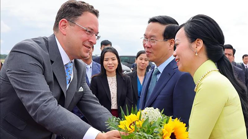 Lễ tiễn Chủ tịch nước Võ Văn Thưởng và Phu nhân tại sân bay quốc tế Vienna. (Ảnh: Thống Nhất/TTXVN)
