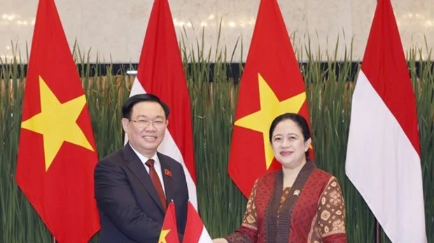 Chủ tịch Quốc hội Vương Đình Huệ và Chủ tịch Hạ viện Indonesia Puan Maharani. (Ảnh: TTXVN)