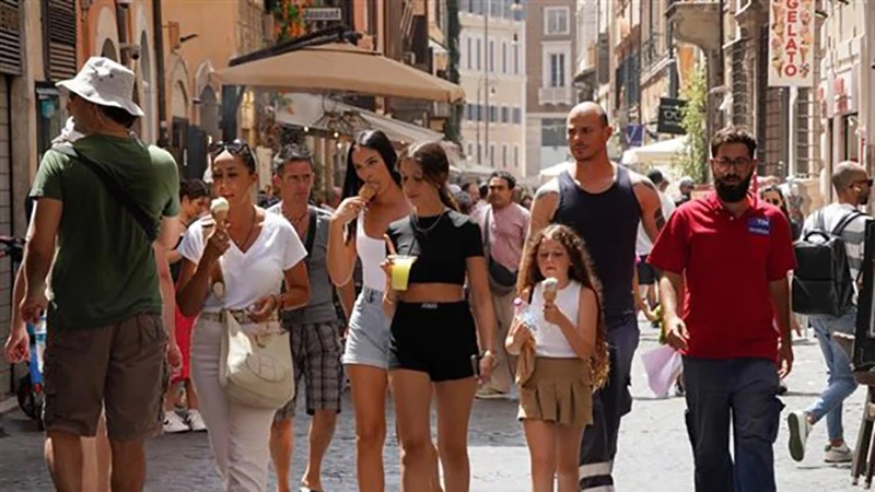 Người dân ăn kem giải nhiệt tại Rome, Italy. (Ảnh: THX/TTXVN)