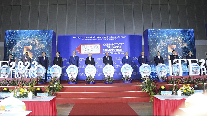 Các đại biểu thực hiện nghi thức khai mạc Khai mạc ITE HCMC 2023. (Ảnh: HPA)