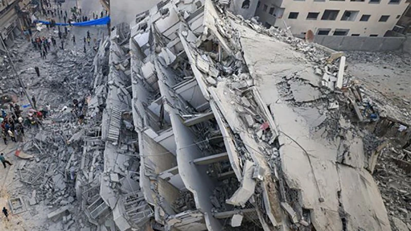 Tòa nhà bị phá hủy sau cuộc oanh tạc của máy bay Israel xuống thành phố Gaza ngày 8/10. (Ảnh: AFP/TTXVN)