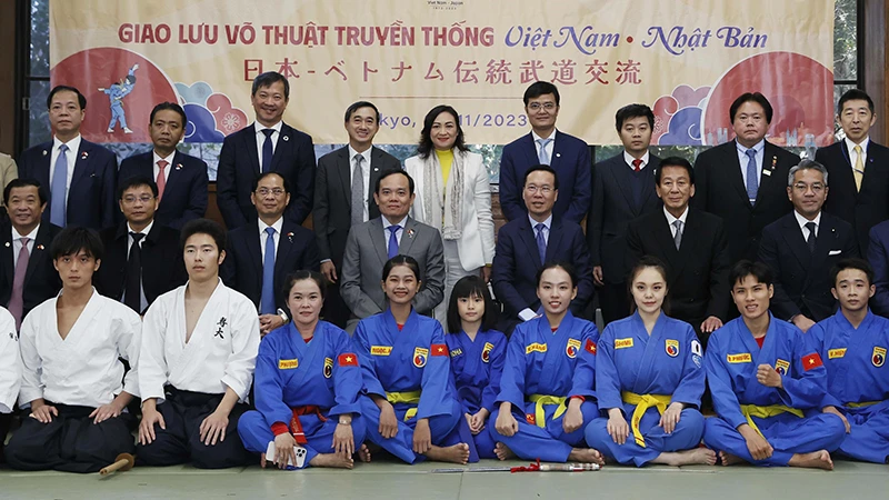 Chủ tịch nước Võ Văn Thưởng cùng các đại biểu với võ sĩ hai nước tham dự chương trình giao lưu võ thuật. (Ảnh: TTXVN)