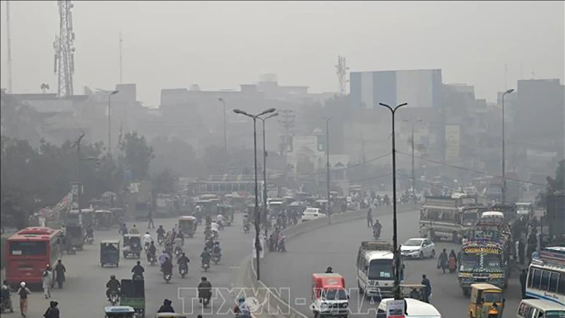 Khói mù ô nhiễm bao phủ dày đặc tại Lahore, Pakistan. (Ảnh: AFP/TTXVN)