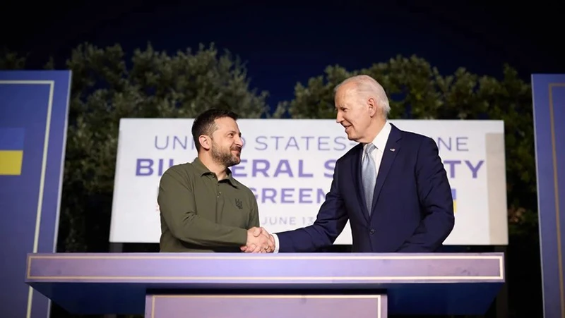 Tổng thống Mỹ Joe Biden và người đồng cấp Ukraine Volodymyr Zelensky ký thỏa thuận an ninh. (Nguồn: Getty/TTXVN)