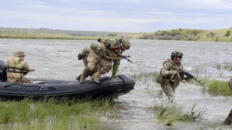 Binh sĩ Ukraine huấn luyện tại khu vực Mykolaiv ngày 14/5/2024. (Ảnh: Kyodo/TTXVN)