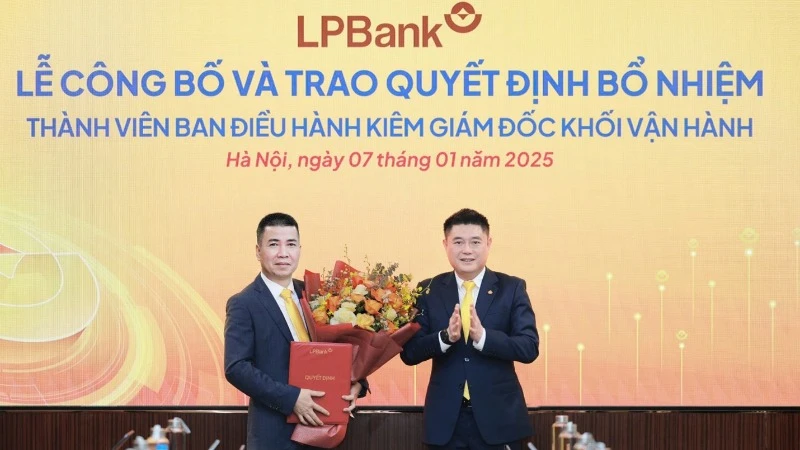 Ông Nguyễn Đức Thụy - Chủ tịch HĐQT LPBank trao quyết định bổ nhiệm cho ông Nguyễn Hoàng Hải. 