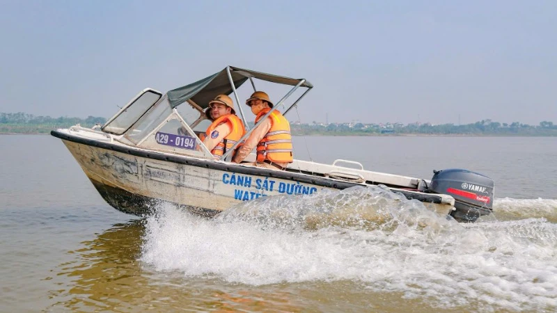 Cảnh sát đường thủy - Phòng CSGT tuần tra trên sông Hồng. Ảnh: congan.hanoi.gov.vn