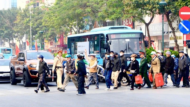 Các lực lượng trong Công an thành phố Hà Nội làm nhiệm vụ trên các tuyến đường, bảo đảm trật tự an toàn giao thông trong các hoạt động của sự kiện kỷ niệm 80 năm Ngày thành lập Quân đội nhân dân Việt Nam. Ảnh: congan.hanoi.gov.vn