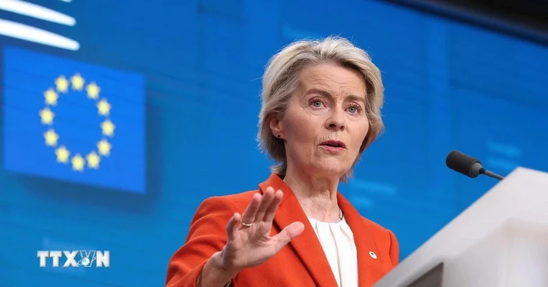 Chủ tịch Ủy ban châu Âu Ursula von der Leyen phát biểu tại cuộc họp báo ở Brussels, Bỉ. (Ảnh: THX/TTXVN)