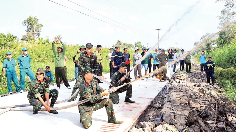 Lực lượng chức năng Cà Mau thường xuyên diễn tập phòng cháy, chữa cháy rừng.