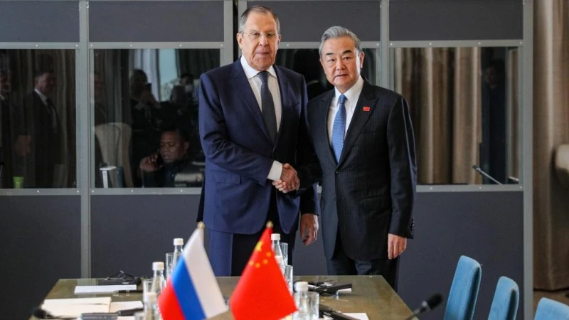 Bộ trưởng Ngoại giao Nga Sergei Lavrov và Bộ trưởng Ngoại giao Trung Quốc Vương Nghị. (Ảnh minh họa: Tân Hoa Xã)