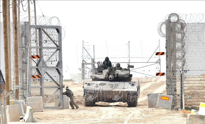 Xe quân sự Israel di chuyển gần biên giới với Gaza, ngày 20/3/2025. (Ảnh: THX/TTXVN)