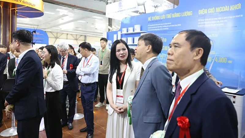 Ông Tạ Đình Thi, Phó Chủ nhiệm Ủy ban Khoa học, Công nghệ và Môi trường của Quốc hội (thứ hai từ phải sang) cùng Lãnh đạo các Bộ/Ngành Việt Nam và Trung Quốc tham quan gian hàng của T&T Group.