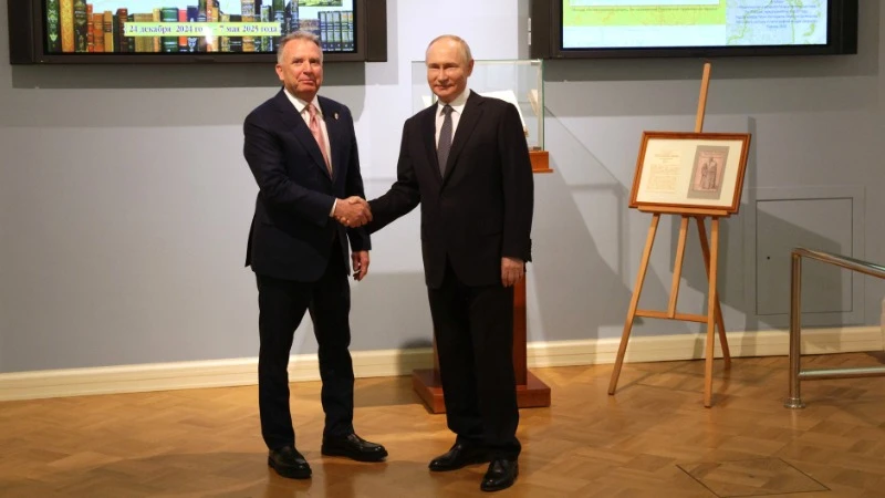 Tổng thống Nga Vladimir Putin (phải) tiếp Đặc phái viên của Tổng thống Mỹ Steve Witkoff tại thành phố St. Petersburg, ngày 11/4/2025. (Ảnh: kremlin.ru)
