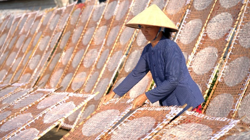 Người dân phơi bánh tại làng nghề bánh tráng Thuận Hưng.