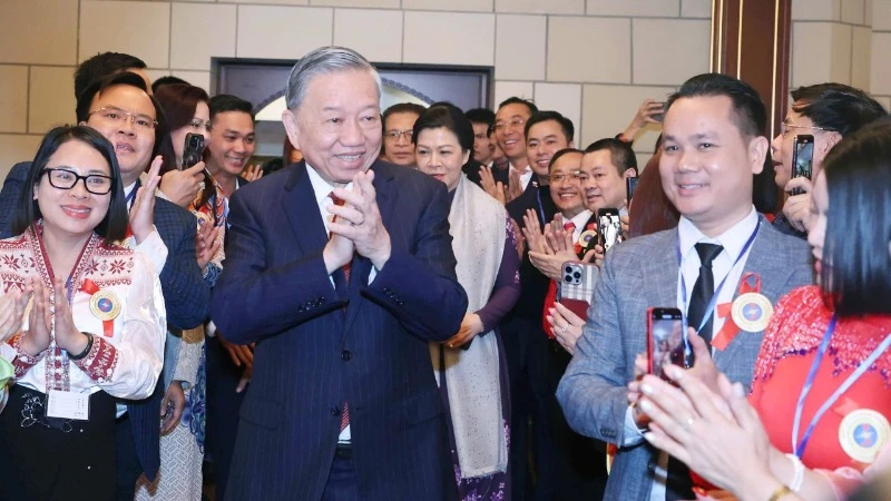 Tổng Bí thư Tô Lâm và Phu nhân gặp gỡ cán bộ, nhân viên Đại sứ quán cùng đại diện cộng đồng người Việt Nam tại Liên bang Nga. (Ảnh: TTXVN)