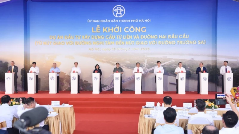 Thủ tướng Phạm Minh Chính và các đồng chí lãnh đạo thực hiện nghi thức khởi công dự án cầu Tứ Liên. (Ảnh: TRẦN HẢI)