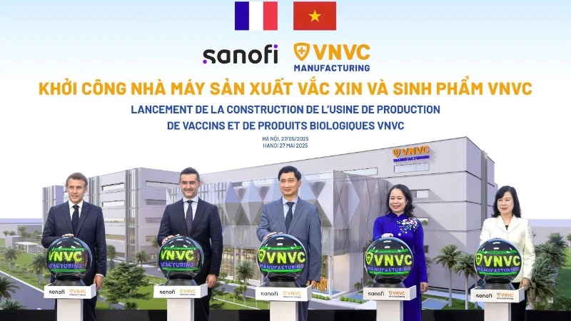Tổng thống Pháp Emmanuel Macron cùng Phó Chủ tịch nước Võ Thị Ánh Xuân, Bộ trưởng Y tế Đào Hồng Lan, ông Burak Pekmezci và ông Ngô Chí Dũng bấm nút khởi công xây dựng Nhà máy Vaccine và Sinh phẩm VNVC.