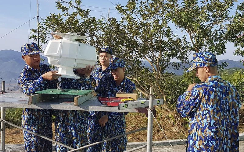 Cán bộ, chiến sĩ Trạm ra-đa 555, Trung đoàn 351, Vùng 3 (Quân chủng Hải quân) huấn luyện cơ động trận địa. 