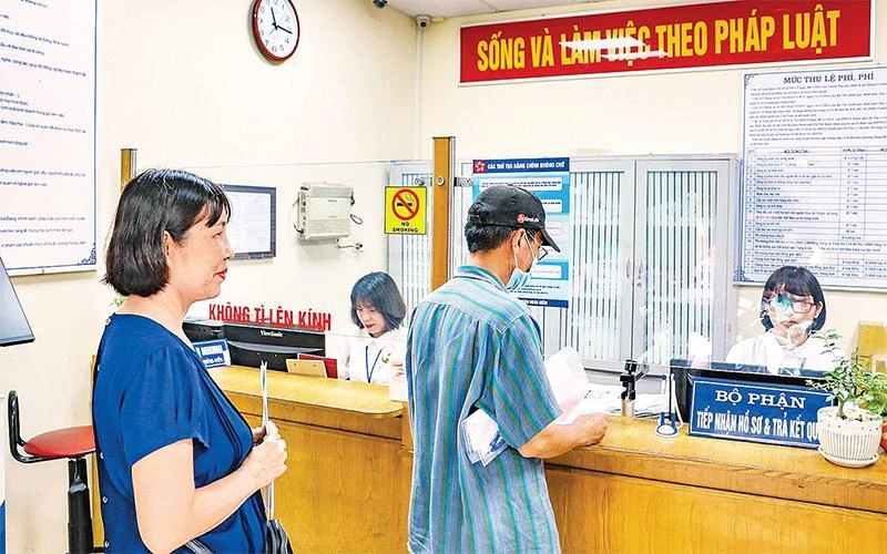 Người dân đến làm thủ tục hành chính được trả kết quả ngay sau 5-10 phút tại UBND phường Hàng Bồ. (Ảnh THIỆN TÂM) 