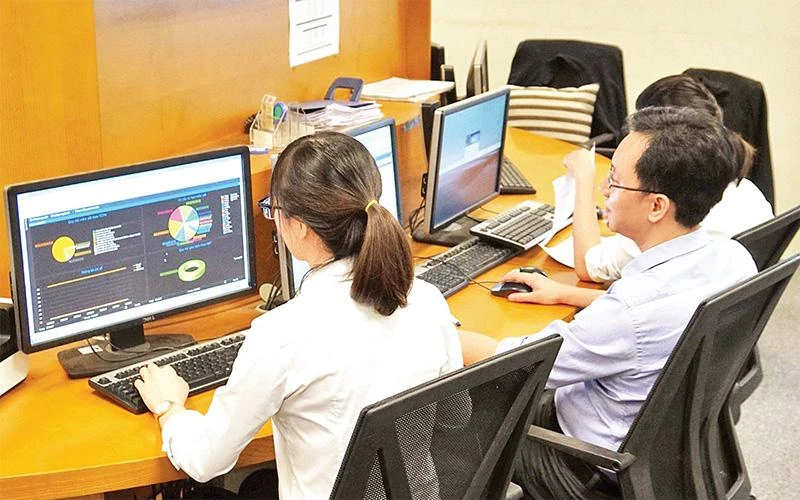Nghiên cứu đầu tư trái phiếu doanh nghiệp. (Ảnh QUANG MINH) 