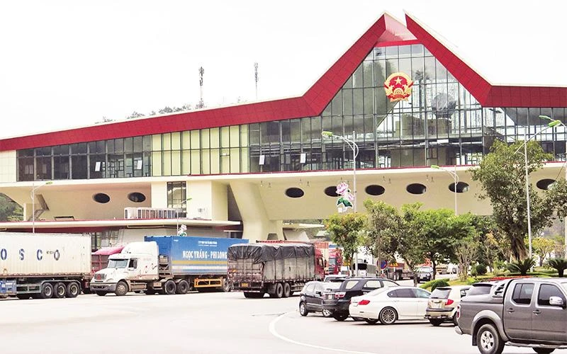 Tòa nhà Trung tâm cửa khẩu quốc tế Hữu Nghị, Ðồng Ðăng (Lạng Sơn) được xây dựng khang trang. 