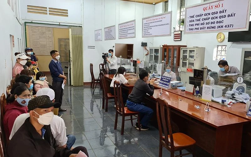 Từ khi triển khai đổi mới trong giải quyết thủ tục hành chính về đất đai, số lượng người dân ở Ðắk Nông đến các văn phòng tiếp nhận và trả kết quả theo cơ chế một cửa đã giảm rất nhiều so với trước. 