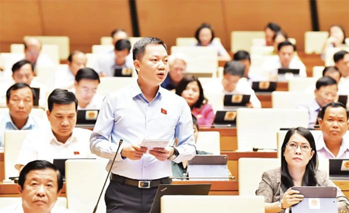 Đại biểu Quốc hội phát biểu ý kiến thảo luận tại hội trường trong phiên họp về thực hiện chính sách, pháp luật về thực hành tiết kiệm, chống lãng phí giai đoạn 2016-2021. Ảnh | Thủy Nguyên 