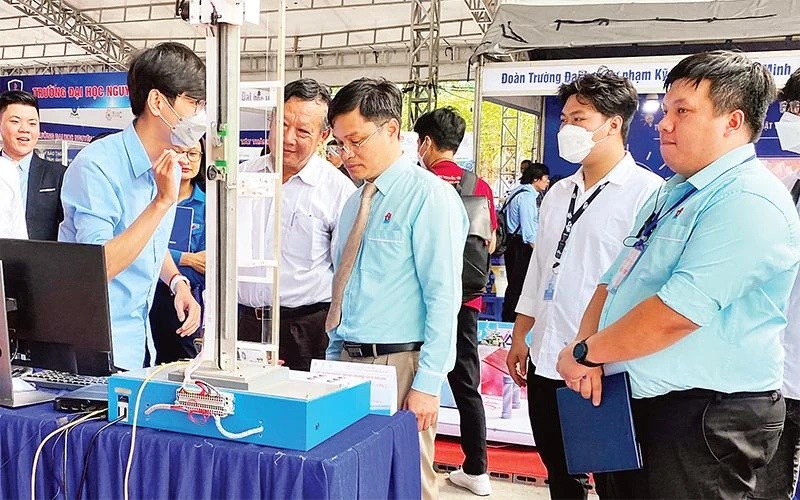 Sinh viên giới thiệu mô hình thang máy không tiếp xúc tại Liên hoan tuổi trẻ sáng tạo năm 2022. (Ảnh Tiên Trinh) 