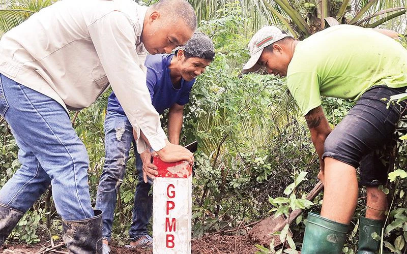Chủ đầu tư phối hợp với UBND thành phố Thủ Ðức cắm ranh mốc, thực hiện công tác giải phóng mặt bằng dự án vành đai 3. 