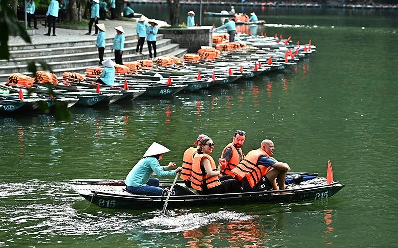 Khách du lịch quốc tế tham quan danh thắng Tràng An (Ninh Bình). (Ảnh ÐĂNG KHOA) 