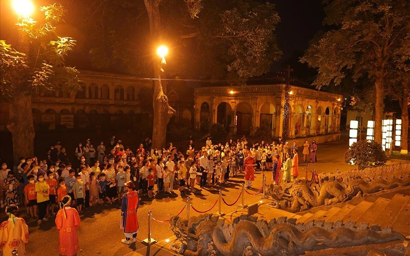 Du khách trải nghiệm tour đêm "Giải mã Hoàng thành Thăng Long". 
