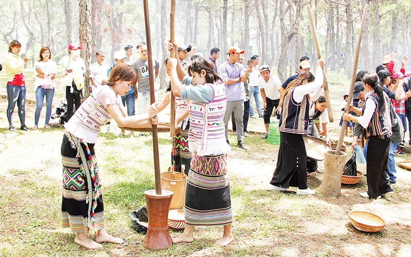 Thiếu nữ Mạ và Cơ Ho huyện Cát Tiên (Lâm Ðồng) trong ngày hội. 