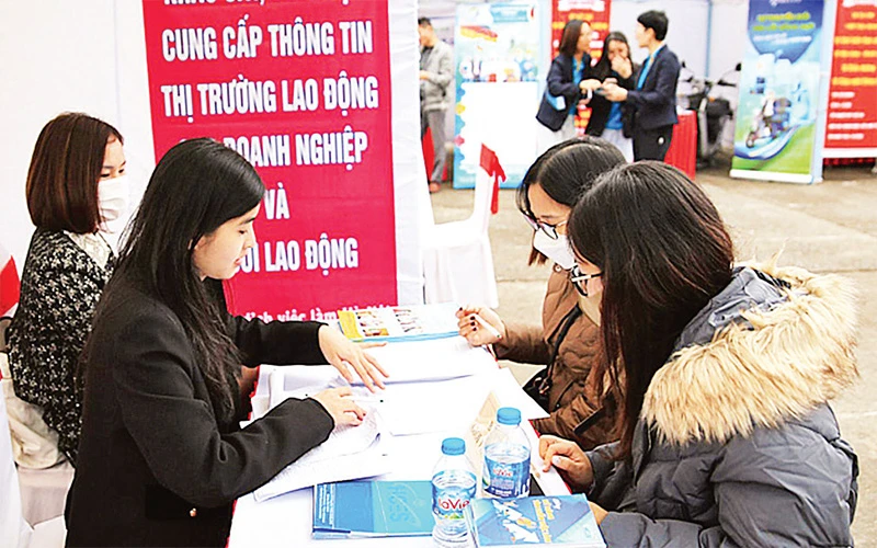 Tư vấn việc làm cho người lao động tại Trung tâm Văn hóa-Thông tin và Thể thao quận Bắc Từ Liêm. (Ảnh ÐỖ TÂM) 