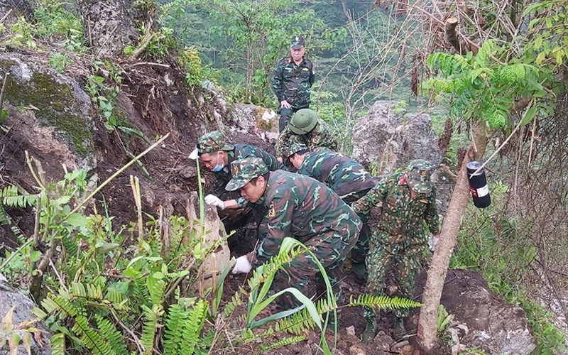 Ðội tìm kiếm hài cốt liệt sĩ (Bộ Chỉ huy Quân sự tỉnh Hà Giang) tìm kiếm hài cốt liệt sĩ tại thôn Nặm Ngặt, xã Thanh Thủy, huyện Vị Xuyên. 