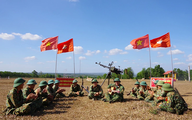 Bộ đội Trung đoàn 95 (Sư đoàn 2, Quân khu 5) trong giờ nghỉ giải lao trên thao trường huấn luyện. (Ảnh KIM HÙNG) 