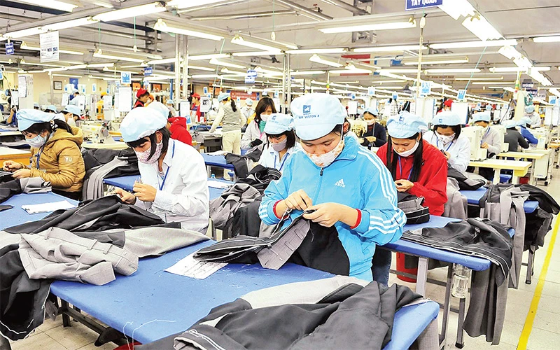 Công nhân làm việc trong xưởng may, Tổng công ty May 10. (Ảnh NGUYỄN ÐĂNG) 