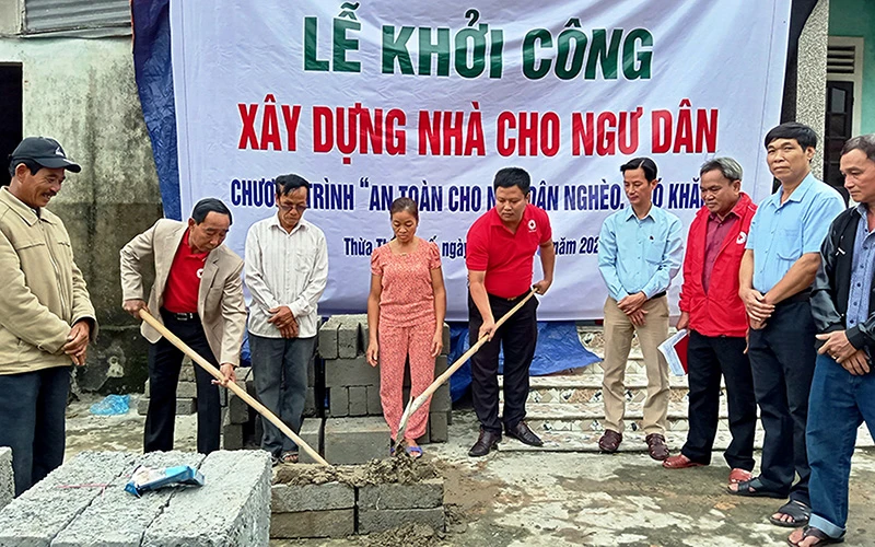 Khởi công xây dựng nhà cho ngư dân nghèo tại xã Phong Bình, huyện Phong Ðiền (Thừa Thiên Huế). 