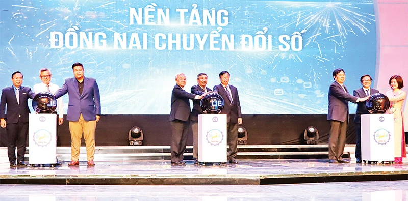 Lãnh đạo tỉnh Ðồng Nai thực hiện nghi thức khởi động ứng dụng Ðồng Nai chuyển đổi số. 